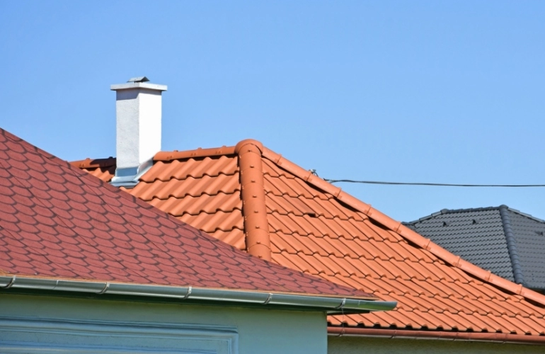 biały komin na dachu